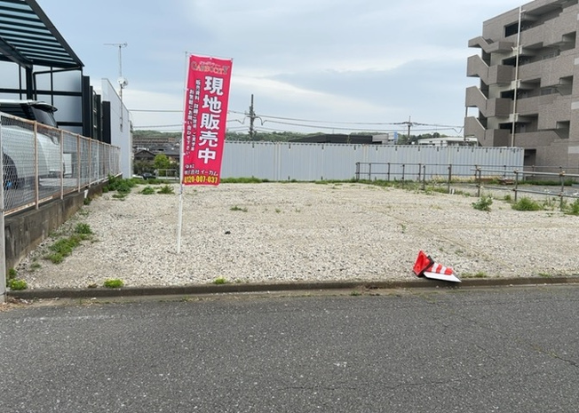 【外観】 | 隣家の土地はどうなっているのか、生活利便施設が近くにあるのか、学校まで近いかなど、お客様のライフスタイルにあわせたイメージが重要です。また、近くにあると困る施設が近くにないかも確認するといいでしょう。