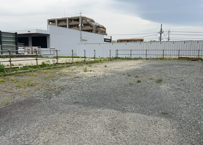 【外観】 | 現地に行くなら、物件の周囲の地形がどうなっているかを見ることも大切です。周辺より低くなっている土地では、大雨などで水が集まりやすいため、地盤が弱くなっているということも考えられるため、注意が必要です。