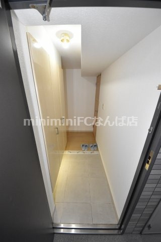 アーデンタワー新町の玄関