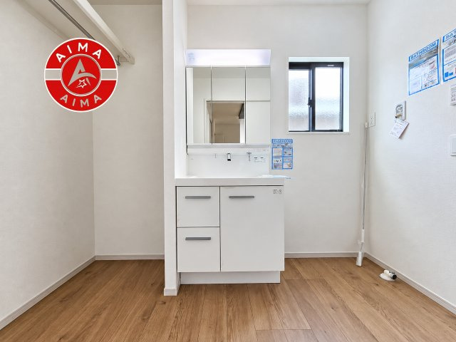 糟屋郡篠栗町庄4丁目第1-2棟（1号棟）の独立洗面台|毎日使うものだから清潔な空間を保ちたい水回り。洗面にはそんな願いを解消させてくれる収納アイデアが満載です。三面鏡の裏側にはキャビネットが現れ小物から背の高い物まで収納できます。