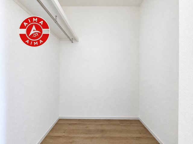 糟屋郡篠栗町庄4丁目第1-2棟（1号棟）の収納|洋服や大きな荷物が多い方や人数の多いご家族などは、一般的なクローゼットよりもウォークインクローゼットのほうが使い勝手が良いです。