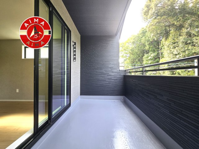 糟屋郡篠栗町庄4丁目第1-2棟（1号棟）のバルコニー|風をしっかりと感じられるバルコニーでは、毎日が洗濯日和です。広々としているので洗濯も楽しくなるでしょうし、気分転換にバルコニーからの眺めを楽しむのもいいでしょう。