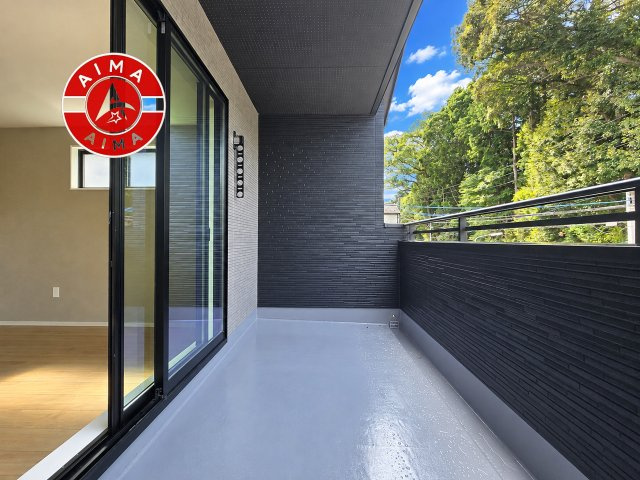 糟屋郡篠栗町庄4丁目第1-2棟（1号棟）のバルコニー|風をしっかりと感じられるバルコニーでは、毎日が洗濯日和です。広々としているので洗濯も楽しくなるでしょうし、気分転換にバルコニーからの眺めを楽しむのもいいでしょう。