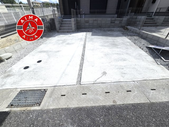 糟屋郡篠栗町庄4丁目第1-2棟（1号棟）の駐車場|広々した駐車場になります。3台並列駐車となります。