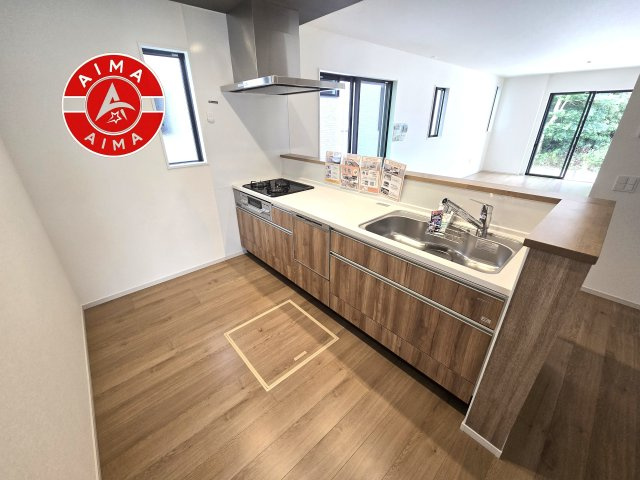 糟屋郡篠栗町庄4丁目第1-2棟（1号棟）のキッチン|ダイニングテーブルへの配膳がラクラク、お料理はかどるカウンター付きシステムキッチン！