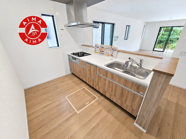 糟屋郡篠栗町庄4丁目第1-2棟（1号棟）のキッチン|ダイニングテーブルへの配膳がラクラク、お料理はかどるカウンター付きシステムキッチン！