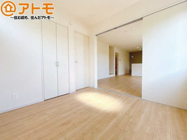 【子供部屋】 | 藤枝市瀬古三丁目4期　新築戸建　全1棟 | 壁と床がシンプルな色合いだからこそ自分だけの空間を作れます♪お部屋作りのイメージは順調でしょうか♪