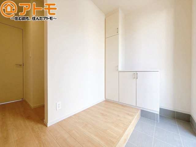 【玄関】 | 藤枝市瀬古三丁目4期　新築戸建　全1棟 | 玄関は収納付きで使い勝手良好♪見た目もすっきり♪