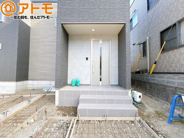 【玄関】 | 藤枝市瀬古三丁目4期　新築戸建　全1棟 | 落ち着いた色合いの玄関はダブルロックで防犯性に優れた仕様になっています♪
