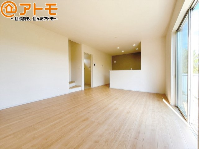【居間・リビング】 | 藤枝市瀬古三丁目4期　新築戸建　全1棟 | 日当たりのよいリビングは、一年を通してぽかぽかとしています。家族が自然と集まる空間になりそうですね♪