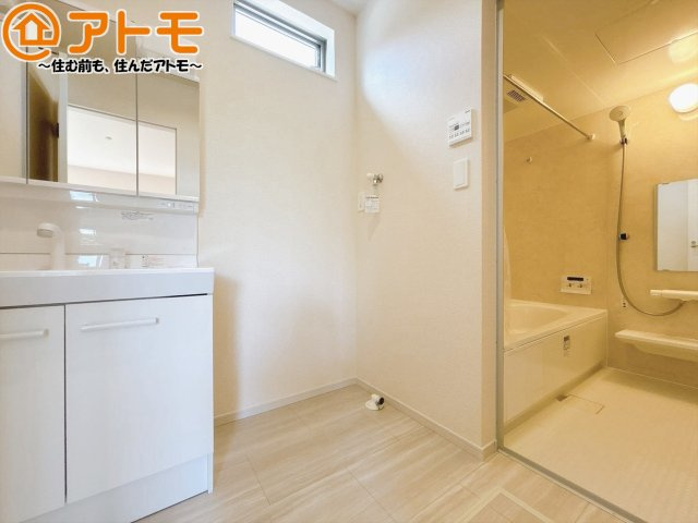 【独立洗面台】 | 藤枝市瀬古三丁目4期　新築戸建　全1棟 | シャワータイプの洗面台は、洗濯物の土汚れなどの予洗いもしやすいため、お子様のいるご家庭でも大活躍！