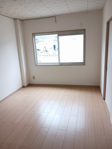 エルディム増井の内装|明るい室内です