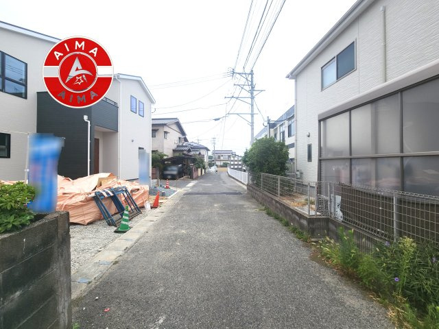 福岡市西区上山門3丁目第7-1棟（1号棟）の前面道路含む現地写真|前面道路は閑静な住宅地をはしる車通りの少ない道路。お車の出し入れが苦手なママや小さなお子様にも安心ですね。しっかり舗装もされているので、ベビーカーや自転車で通っても快適に通行できます。