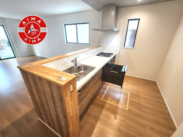 福岡市西区上山門3丁目第7-1棟（1号棟）のキッチン|ダイニングテーブルへの配膳がラクラク、お料理はかどるカウンター付きシステムキッチン！