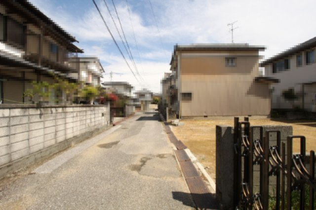 南国市大そね甲　新築戸建の前面道路含む現地写真|北側　幅　4.023ｍ　接面　10.5ｍ