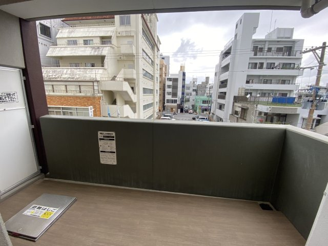 レーヴグランディ松山 那覇市松山1丁目のバルコニー