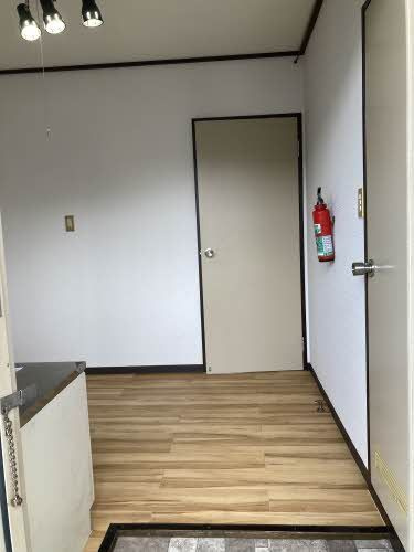メゾン新小路の玄関