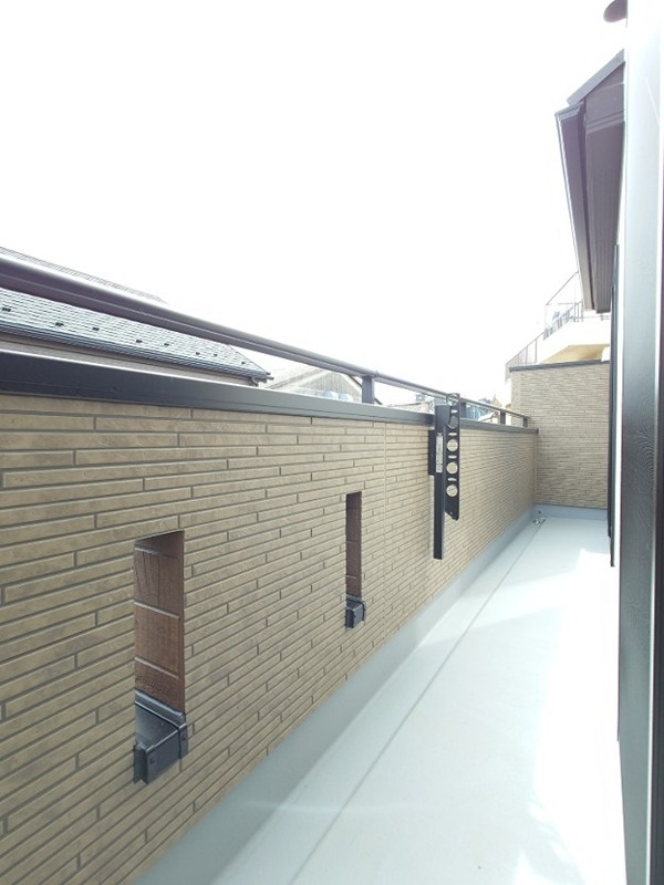 BLOOMING MAISON小平市大沼町6号棟 .のバルコニー