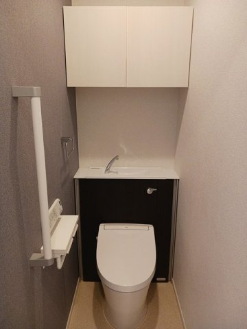 パーシモンＮのトイレ|落ち着いた色調のトイレです