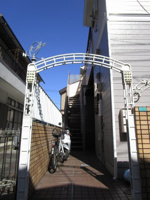 アーチのあるエントランスです