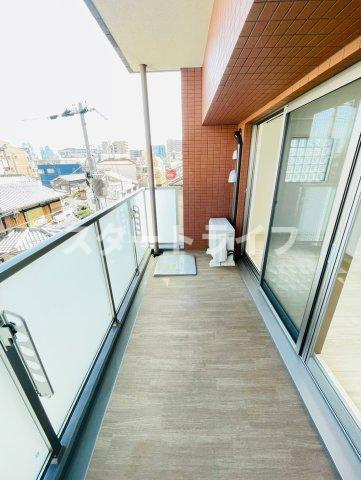 大阪市淀川区十三東４丁目の賃貸マンションのバルコニー