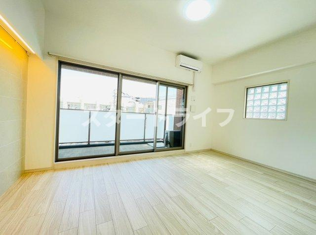大阪市淀川区十三東４丁目の賃貸マンションの居間・リビング