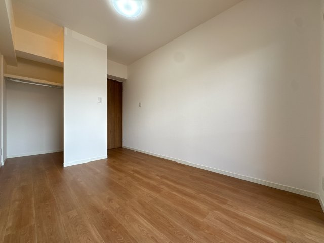 【洋室】 | エイルヴィラ大橋南☆仲介手数料無料☆ | 【大容量WIC完備】衣類から季節物の家電までスッキリ収納。お部屋を広く使える嬉しい設計です。
