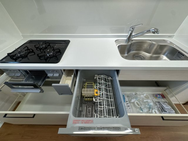 【キッチン】 | エイルヴィラ大橋南☆仲介手数料無料☆ | 食洗機完備で家事の時間を短縮し、団らんのひと時を。豊富な収納でキッチン周りも常にスッキリ保てます。