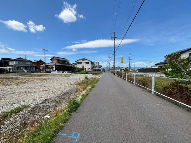 リーブルガーデン　岐阜市尻毛の平屋　全2区画分譲の前面道路含む現地写真|「現地（2026年5月7日）撮影」
■前面道路　
■ヤマダ不動産　株式会社リライフ