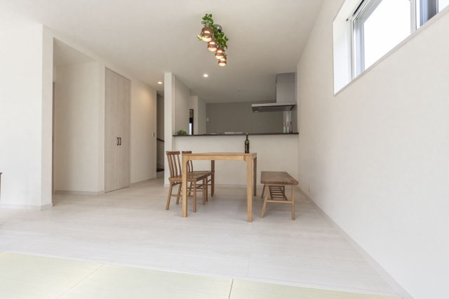 湖南市若竹町　新築戸建の居間・リビング