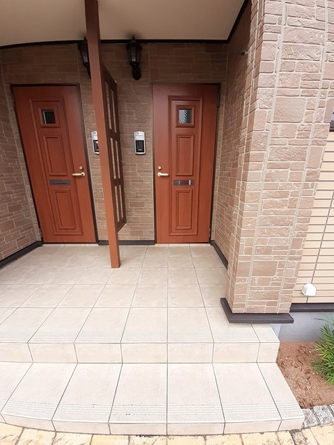 ヒューマン下河原Bの玄関