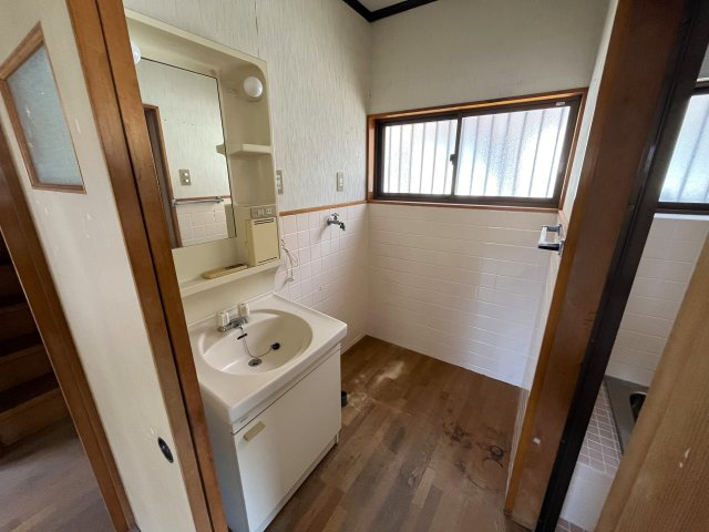 笠岡市中央町中古住宅、店舗の独立洗面台