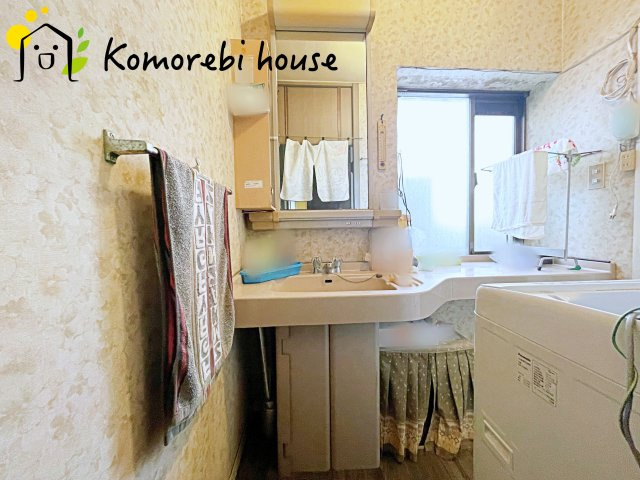 白岡市篠津1期　中古一戸建ての独立洗面台|独立洗面台、小物を置くことができて便利です