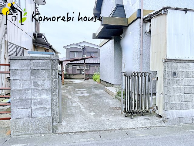 白岡市篠津1期　中古一戸建ての駐車場|駐車場に車を止められます