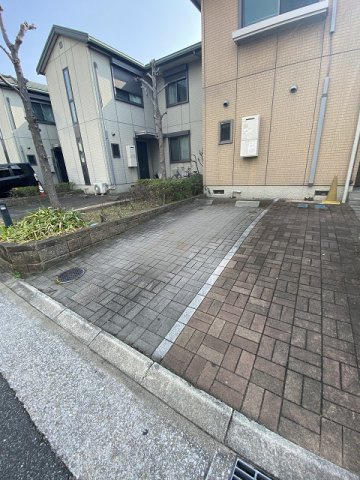 DAIKENN武庫之荘　オストAの駐車場