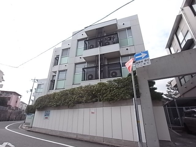 ホワイエ甲子園の外観