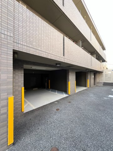 ルーブル駒沢大学参番館の駐車場