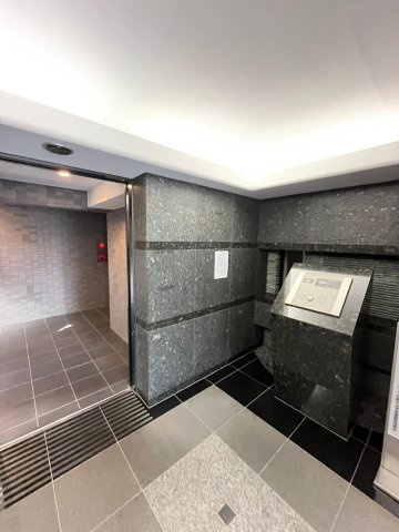 ルーブル駒沢大学参番館のエントランス