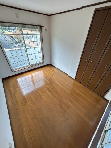 三条町テラスハウスの洋室