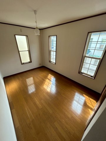 三条町テラスハウスの洋室
