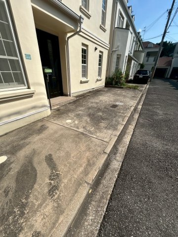 三条町テラスハウスの駐車場
