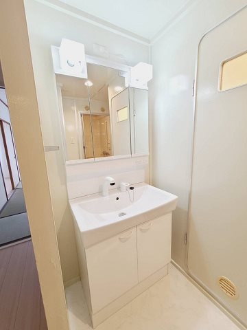 UR武庫川 8号棟の洗面所