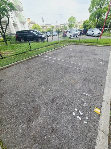 UR武庫川 8号棟の駐車場