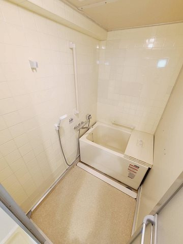 UR武庫川 8号棟の浴室