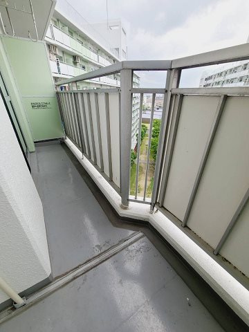 UR武庫川 8号棟のバルコニー
