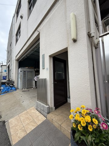 野田町田中マンションのエントランス
