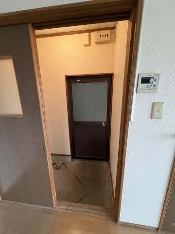 野田町田中マンションの玄関