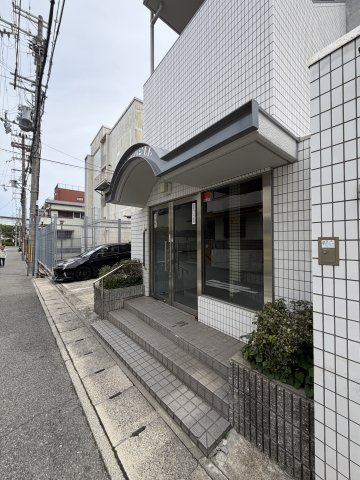 ヴィラン橋本のエントランス
