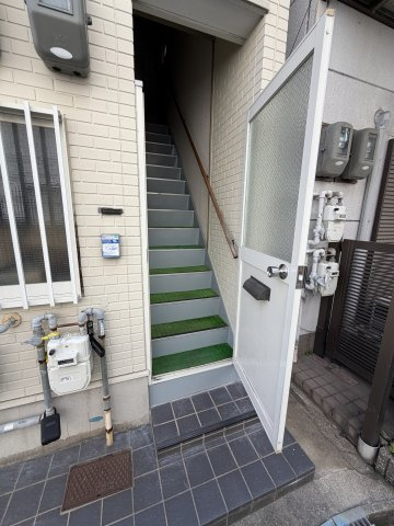 腕塚ハイツのエントランス