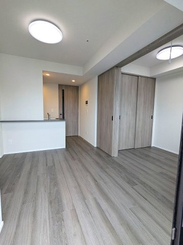 URBANEX上野の設備|インターネット無料
リビングにエアコン付、全室照明付
カウンターキッチン、便利な収納付きです
フロアで内装カラーホワイトとブラウンが選べます